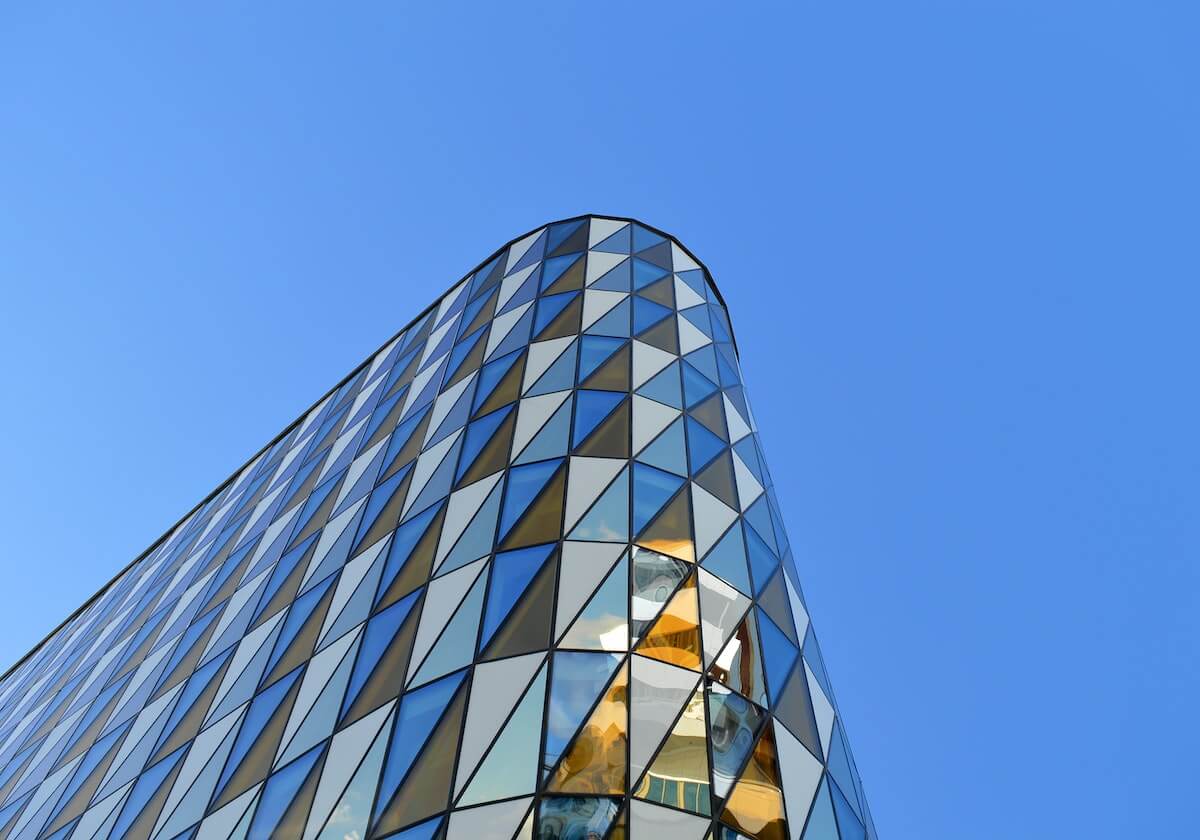 开云在线-亲人团聚，彭啸奶奶前来接机，祖孙二人紧紧相拥